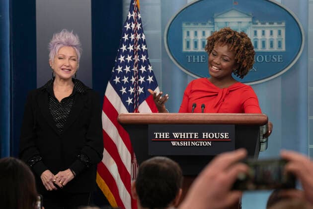 Entertainment Themen der Woche KW50 Entertainment Bilder des Tages December 13, 2022, Washington, District of Columbia, USA: Musician Cyndi Lauper makes a statement in the briefing room at the White House in Washington, DC on Tuesday, December 13, 2022 Washington USA - ZUMAs152 20221213_zaa_s152_097 Copyright: xChrisxKleponisx-xPoolxviaxCNPx