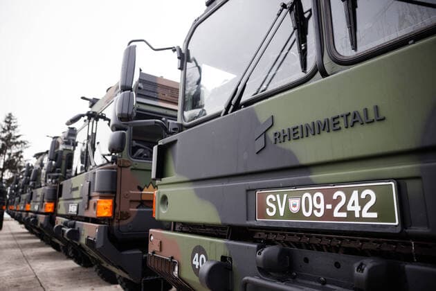 News Themen der Woche KW50 News Bilder des Tages December 13, 2022, Ljubljana, Slovenia: German Rheinmetall MAN tactical military transport vehicles are parked in the Edvard Peperko military barracks. Slovenian military received 40 of Rheinmetall trucks as part of a so-called chain-swap deal with Germany used to supply arms to Ukraine, in which Slovenia sent 28 M55s tanks to Ukraine and 38 Oshkosh vehicles after purchasing them from the USA. Ljubljana Slovenia - ZUMAs197 20221213_zaa_s197_127 Copyright: xLukaxDakskoblerx