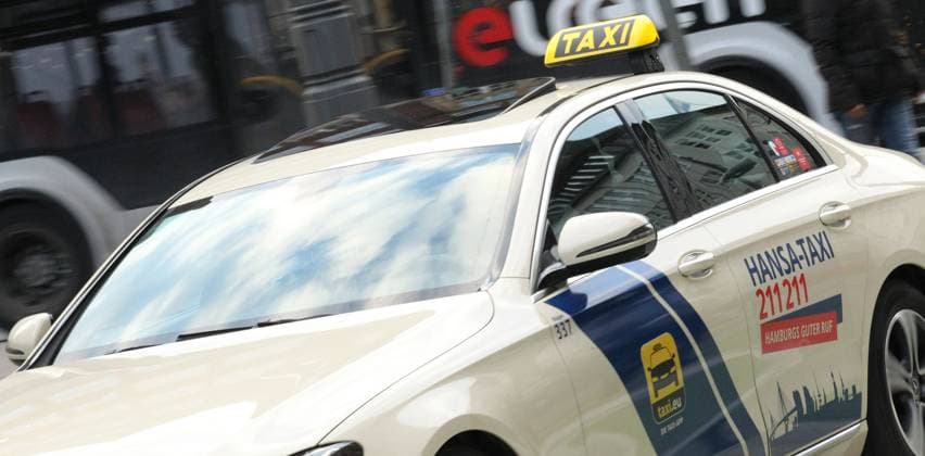 Ein Taxi fährt in der Mönckebergstraße in der Hamburger Innenstadt entlang. Altstadt Hamburg *** A cab drives along Mönckebergstraße in Hamburg city center Altstadt Hamburg