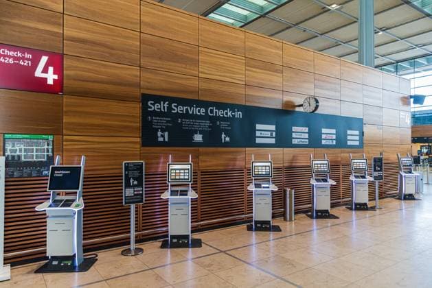 BERLIN, GERMANY - DECEMBER 12, 2022: Automated check-in at the Airport BER. Innovation at the service of people, automation and also staff reduction. Automated check-in desks at the Airport Berlin Brandenburg Willy Brandt. Berlin Germany *** BERLIN, DEUTSCHLAND 12. DEZEMBER 2022 Automatisierte Abfertigung am Flughafen BER Innovation im Dienste des Menschen, Automatisierung und auch Personalabbau Automatisierte Abfertigungsschalter am Flughafen Berlin Brandenburg Willy Brandt Berlin Deutschland Copyright: xx