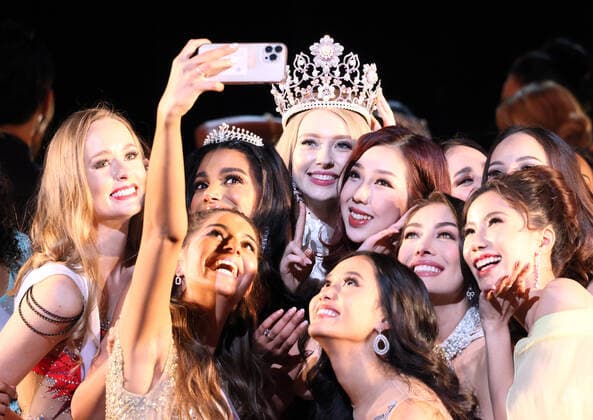 Entertainment Themen der Woche KW50 Entertainment Bilder des Tages December 13, 2022, Tokyo, Japan - Miss Germany Jasmin Selberg (C) of Miss International 2022 takes a selfie with other contestants after the Miss International Beauty Pageant 2022 in Tokyo on Tuesday, December 13, 2022. 66 beauties from the world gathered in Tokyo for the Miss International Beauty pageant, the first time in three years.  , aflo_206276945.jpg,