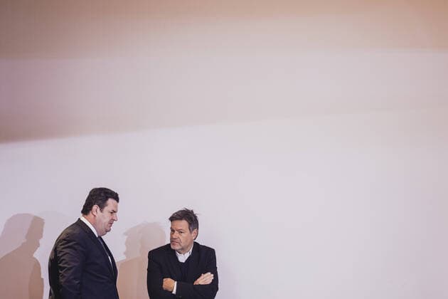 News Themen der Woche KW50 News Bilder des Tages a(L-R) Hubertus Heil (SPD), Bundesminister fuer Arbeit und Soziales, und Robert Habeck (Buendnis 90 Die Gruenen), Bundesminister fuer Wirtschaft und Klimaschutz und Vizekanzler, aufgenommen im Rahmen der woechentlichen Sitzung des Kabinetts in Berlin, 14.12.2022.aufgenommen im Rahmen der woechentlichen Sitzung des Kabinetts in Berlin, 14.12.2022. Berlin Deutschland *** a L R Hubertus Heil SPD , Federal Minister of Labor and Social Affairs, and Robert Habeck Buendnis 90 Die Gruenen , Federal Minister of Economics and Climate Protection and Vice Chancellor, recorded during the weekly meeting of the Cabinet in Berlin, 14 12 2022 recorded during the weekly meeting of the Cabinet in Berlin, 14 12 2022 Berlin Germany Copyright: xFlorianxGaertner photothek.dex