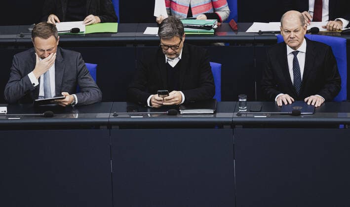 News Themen der Woche KW50 News Bilder des Tages (L-R) Christian Lindner (FDP), Bundesminister der Finanzen, Robert Habeck (Buendnis 90 Die Gruenen), Bundesminister fuer Wirtschaft und Klimaschutz und Vizekanzler, und Olaf Scholz (SPD), Bundeskanzler, aufgenommen im Rahmen der Sitzung des Deutschen Bundestages in Berlin, 14.12.2022. Berlin Deutschland *** L R Christian Lindner FDP , Federal Minister of Finance, Robert Habeck Buendnis 90 Die Gruenen , Federal Minister for Economy and Climate Protection and Vice Chancellor, and Olaf Scholz SPD , Federal Chancellor, photographed during the session of the German Bundestag in Berlin, 14 12 2022 Berlin Germany. Copyright: xFlorianxGaertner photothek.dex