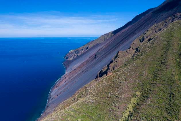 Creative Highlights World Der Vulkan Stromboli bricht auf der Sciara del Fuoco Nordwestseite aus, Tagesaufnahme, blauer Himmel Hintergrund, Panoramaaufnahme, Äolische Inseln, Sizilien, Italien, Europa *** the Volcano Stromboli breaks at the Sciara Del Fuoco Northwest side out, day shot, Blue Sky Background, panoramic shot, Aeolian islands, Sicily, Italy, Europe Copyright: imageBROKER kami ibxpnp08841930.jpg