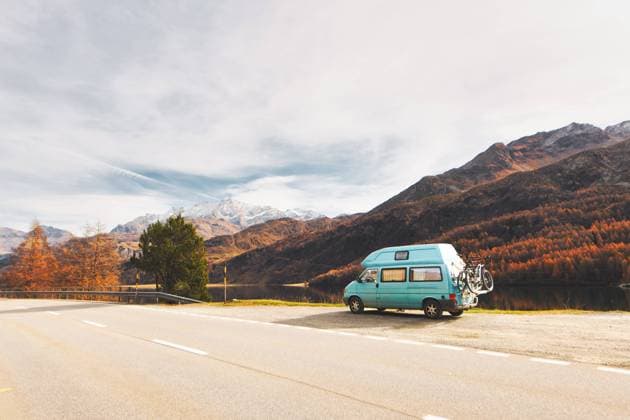 IMAGO Creative: Herbst, Touren mit dem Camper Wohnmobil mit Fahrrad auf einer Bergstraße in den Schweizer Alpen geparkt *** Motorhome with Bicycle at a Mountain road in the Swiss Alps parked 1104300010 ,model released, Symbolfoto