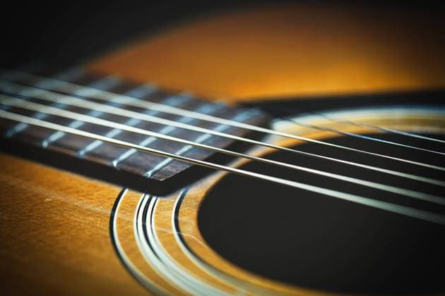 Akustikgitarre Detail auf einem schwarzen Hintergrund *** Acoustic guitar Detail at a Black people Background 1104300023 ,model released, Symbolfoto