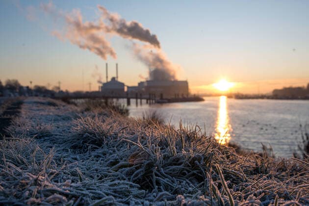 News Themen der Woche KW50 News Bilder des Tages Heizkraftwerk Tiefstack im Winter bei klirrender Kälte DEU, Deutschland, Hamburg: Raureif ist am Morgen am Wegesrand zu sehen, im Hintergrund ist das Heizkraftwerk Tiefstack bei Temperaturen um die Minus 7 Grad Celsius im Einsatz. Das Heizkraftwerk Tiefstack ist ein Gas- Dampf- und Kohlekraftwerk. Der erzeugte Strom und die Wärme werden ins Hamburger Strom- und Fernwärmenetz einspeist. Hamburg Hamburg Deutschland *** Tiefstack combined heat and power plant in winter at freezing cold DEU, Germany, Hamburg Hoarfrost can be seen on the roadside in the morning, in the background the Tiefstack combined heat and power plant is in operation at temperatures around minus 7 degrees Celsius The Tiefstack combined heat and power plant is a gas steam a