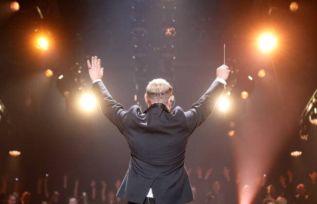 Bilder des Jahres 2022, Entertainment 12 Dezember Entertainment Themen der Woche KW50 Night of the Proms 2022 13.12.2022, Erfurt, Messehalle, Night of the Proms 2022 Das Antwerp Philharmonic Orchestra und der Chor Fine Fleur unter Leitung der Dirigentin Alexandra Arrieche begleiten die Stars im Bild: John Miles Jr. dirigiert das Orchester *** Night of the Proms 2022 13 12 2022, Erfurt, Messehalle, Night of the Proms 2022 The Antwerp Philharmonic Orchestra and the choir Fine Fleur led by conductor Alexandra Arrieche accompany the stars in the picture John Miles Jr conducts the orchestra