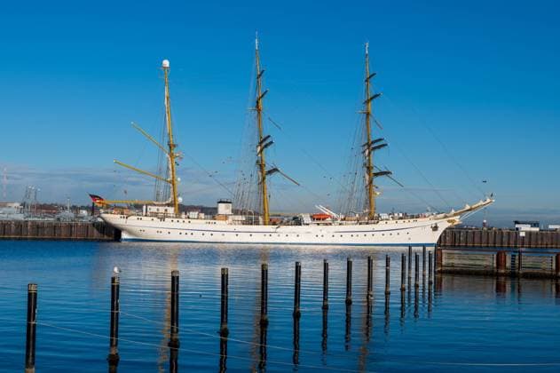 Das Segelschulschiff Gorch Fock der Deutschen Marine im Winter an seinem Liegeplatz in Kiel im Marinehafen *** The German Navys sail training ship Gorch Fock in winter at its berth in Kiels naval harbor