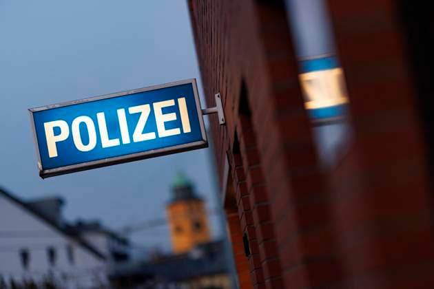 Ein Schild POLIZEI an einer Polizeiwache in Frechen. Die Polizei warnt diesen Winter wieder verstärkt vor Schockanrufen oder dem berüchtigten Enkeltrick, mit dem Betrüger oft Senioren am Telefon unter Druck setzen, um sich unter Vortäuschung einer Notlage Geld oder Schmuck zu erschleichen. (Themenbild, Symbolbild) Frechen, 14.12.2022 NRW Deutschland *** A POLICE sign at a police station in Frechen Police are again stepping up their warnings this winter against shock calls or the notorious grandson trick, which fraudsters often use to pressure senior citizens on the phone to obtain money or jewelry by pretending to be in distress Topic image, symbol image Frechen, 14 12 2022 NRW Germany Copyright: xChristophxHardtx