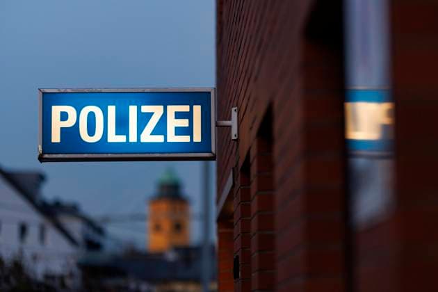 Ein Schild POLIZEI an einer Polizeiwache in Frechen. Die Polizei warnt diesen Winter wieder verstärkt vor Schockanrufen oder dem berüchtigten Enkeltrick, mit dem Betrüger oft Senioren am Telefon unter Druck setzen, um sich unter Vortäuschung einer Notlage Geld oder Schmuck zu erschleichen. (Themenbild, Symbolbild) Frechen, 14.12.2022 NRW Deutschland *** A POLICE sign at a police station in Frechen Police are again stepping up their warnings this winter against shock calls or the notorious grandson trick, which fraudsters often use to pressure senior citizens on the phone to obtain money or jewelry by pretending to be in distress Topic image, symbol image Frechen, 14 12 2022 NRW Germany Copyright: xChristophxHardtx