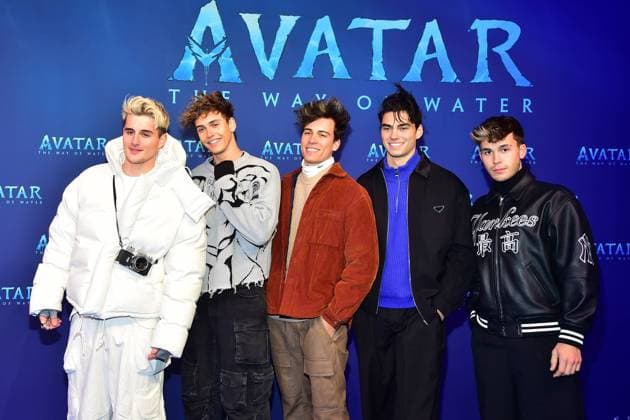 Premiere von Avatar: The Way of Water Elevator Boys, Julien Brown, Jacob Rott, Bene Schulz, Luis FReitag, Tim Schäker auf dem blauen Teppich bei der Deutschland Premiere von Avatar: The Way of Water im Zoo Palast am 12.12.2022 in Berlin