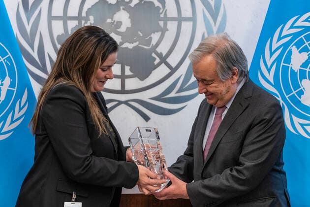 News Bilder des Tages PALCUS Humanitarian Leadership Award to the Secretary-General Antonio Guterres Secretary-General Antonio Guterres received Portuguese American Leadership Council of the United States (PALCUS) Humanitarian Leadership Award presented by PALCUS Chair Katherine Soares (L) at UN Headquarters. Award is a chrystal vase made by famous Portuguese porcelain and glassware company Vista Alegre. New York New York United States Copyright: LevxRadin