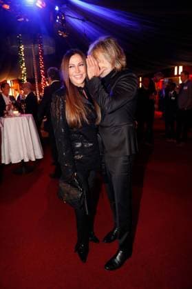 60 Jahre Welthungerhilfe Simone Thomalla mit Freund Nicolino Hermano beim Empfang zu 60 Jahre Welthungerhilfe im Tipi am Kanzleramt in Berlin. *** 60 years of Welthungerhilfe Simone Thomalla with boyfriend Nicolino Hermano at the reception for 60 years of Welthungerhilfe at the Tipi am Kanzleramt in Berlin Copyright: xEventpressxGolejewskix