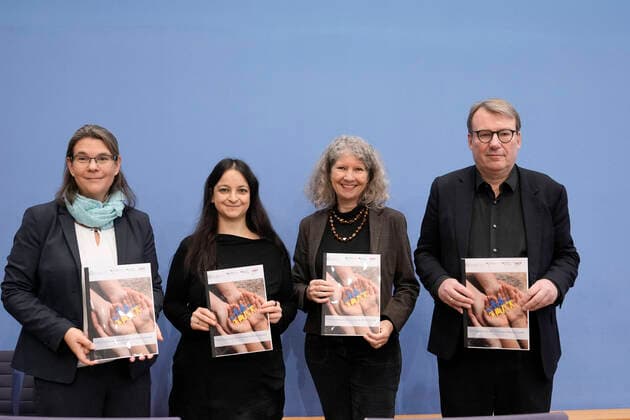 News Themen der Woche KW50 News Bilder des Tages Bundespressekonferenz - Vorstellen der Studie - Gefluechtete aus der Ukraine in Deutschland - Flucht, Ankunft und Leben - Aktuell,15.12.2022,Berlin, Gruppenbild Dr. Nina Rother mit Prof. Dr. C. Katharina Spiess, Prof. Dr. Herbert Bruecker und Prof. Dr. Sabine Zinn bei der Bundespressekonferenz zum Thema Vorstellen der Studie - Geflüchtete aus der Ukraine in Deutschland - Flucht, Ankunft und Leben - Berlin Berlin Deutschland *** Federal Press Conference Presentation of the study Refugees from Ukraine in Germany Flight, Arrival and Life Current,15 12 2022,Berlin, Group picture Dr Nina Rother with Prof Dr C Katharina Spiess, Prof Dr Herbert Bruecker and Prof Dr Sabine Zinn at the Federal Press Conference on the topic Presentation of the st