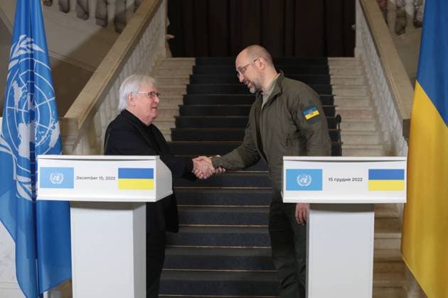Ukraine-Krieg, Jahrestag der Invasion, Persönlichkeiten besuchen die Ukraine, Archivbilder News Themen der Woche KW50 News Bilder des Tages RECORD DATE NOT STATED KYIV, UKRAINE - DECEMBER 15, 2022 - Prime Minister of Ukraine Denys Shmyhal (R) shakes hands with Under-Secretary-General for Humanitarian Affairs and Emergency Relief Coordinator Martin Griffiths during their joint briefing at the Ukrainian Government Building, Kyiv, capital of Ukraine. Joint briefing of Denys Shmyhal and Martin Griffiths in Kyiv  Copyright: xHennadiixMinchenkox