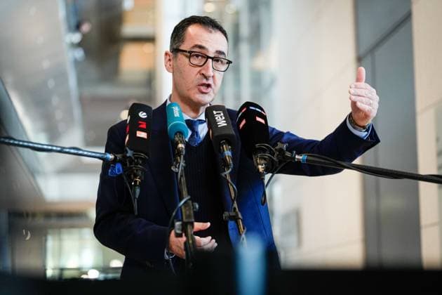 News Themen der Woche KW50 News Bilder des Tages Pressestatement zum Tierhaltungskennzeichen vom Bundeslandwirtschaftsminister Aktuell,15.12.2022 Berlin, Bundeslandwirtschaftsminister Cem Oezdemir (Gruene) im Portrait bei seinem Statement im Bundestag im Anschluss an die Debatte Tierhaltungskennzeichnung bei der 76. Sitzung des Deutschen Bundestag in Berlin Berlin Berlin Deutschland *** Press statement on animal husbandry label from the Federal Minister of Agriculture Aktuell,15 12 2022 Berlin, Federal Minister of Agriculture Cem Oezdemir Gruene in portrait during his statement in the Bundestag following the debate animal husbandry labeling at the 76 session of the German Bundestag in Berlin Berlin Germany