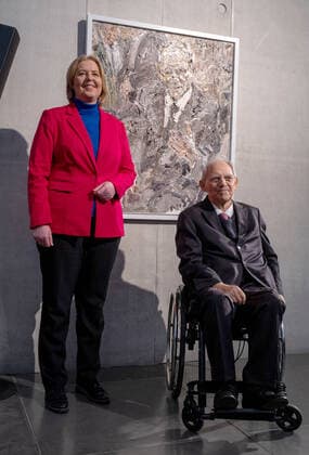 Bundestagspraesidentin Baerbel Bas (im Bild li.) weiht am 15.12.2022 ein Portraet des Malers Christoph Bouet von Bundestagspraesident a.D. Wolfgang Schaeuble (im Bild re.) in der Galerie der Bundestagspraesidenten im Paul-Loebe-Haus in Berlin ein. (Siehe epd-Meldung vom 15.12.2022) EDITORIAL USE ONLY