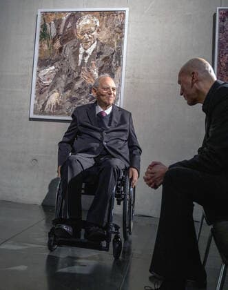 Einweihung des Portraets des Malers Christoph Bouet (re.) von Bundestagspraesident a.D. Wolfgang Schaeuble (li.) in der Galerie der Bundestagspraesidenten im Paul-Loebe-Haus in Berlin. (Siehe epd-Meldung vom 15.12.2022) EDITORIAL USE ONLY