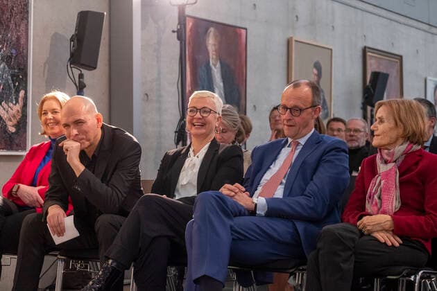 Bundestagspraesidentin Baerbel Bas (im Bild li.) weiht am 15.12.2022 ein Portraet des Malers Christoph Bouet von Bundestagspraesident a.D. Wolfgang Schaeuble in der Galerie der Bundestagspraesidenten im Paul-Loebe-Haus in Berlin ein. (V.l.n.r.) Bas, Bouet, seine Lebensgefaehrtin Bernadette Jaeger, CDU-Chef Friedrich Merz, Ingeborg Schaeuble. (Siehe epd-Meldung vom 15.12.2022) EDITORIAL USE ONLY