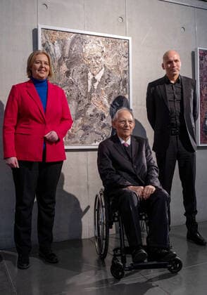 Bundestagspraesidentin Baerbel Bas (li.) weiht am 15.12.2022 ein Portraet des Malers Christoph Bouet (re.) von Bundestagspraesident a.D. Wolfgang Schaeuble (in Bildmitte) in der Galerie der Bundestagspraesidenten im Paul-Loebe-Haus in Berlin ein. (Siehe epd-Meldung vom 15.12.2022) EDITORIAL USE ONLY
