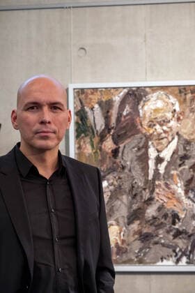 Einweihung des Portraets des Malers Christoph Bouet (li) von Bundestagspraesident a.D. Wolfgang Schaeuble (auf Gemaelde im Hintergrund) in der Galerie der Bundestagspraesidenten im Paul-Loebe-Haus in Berlin. (Siehe epd-Meldung vom 15.12.2022) EDITORIAL USE ONLY