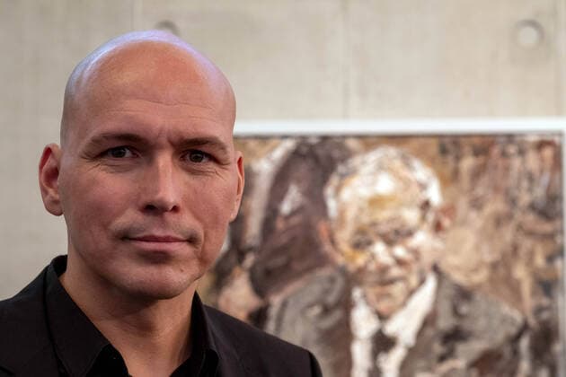Entertainment Bilder des Tages Einweihung des Portraets des Malers Christoph Bouet (li) von Bundestagspraesident a.D. Wolfgang Schaeuble (auf Gemaelde im Hintergrund) in der Galerie der Bundestagspraesidenten im Paul-Loebe-Haus in Berlin. (Siehe epd-Meldung vom 15.12.2022) EDITORIAL USE ONLY