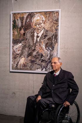 Einweihung des Portraets des Malers Christoph Bouet von Bundestagspraesident a.D. Wolfgang Schaeuble (re. und auf Gemaelde im Hintergrund) in der Galerie der Bundestagspraesidenten im Paul-Loebe-Haus in Berlin. (Siehe epd-Meldung vom 15.12.2022) EDITORIAL USE ONLY