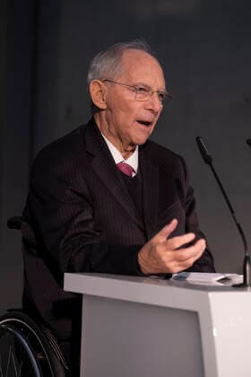 Einweihung des Portraets des Malers Christoph Bouet von Bundestagspraesident a.D. Wolfgang Schaeuble (im Bild) in der Galerie der Bundestagspraesidenten im Paul-Loebe-Haus in Berlin. (Siehe epd-Meldung vom 15.12.2022) EDITORIAL USE ONLY