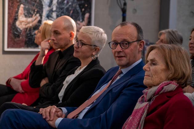Bundestagspraesidentin Baerbel Bas (im Bild li.) weiht am 15.12.2022 ein Portraet des Malers Christoph Bouet von Bundestagspraesident a.D. Wolfgang Schaeuble in der Galerie der Bundestagspraesidenten im Paul-Loebe-Haus in Berlin ein. (V.l.n.r.) Bas, Bouet, seine Lebensgefaehrtin Bernadette Jaeger, CDU-Chef Friedrich Merz, Ingeborg Schaeuble. (Siehe epd-Meldung vom 15.12.2022) EDITORIAL USE ONLY