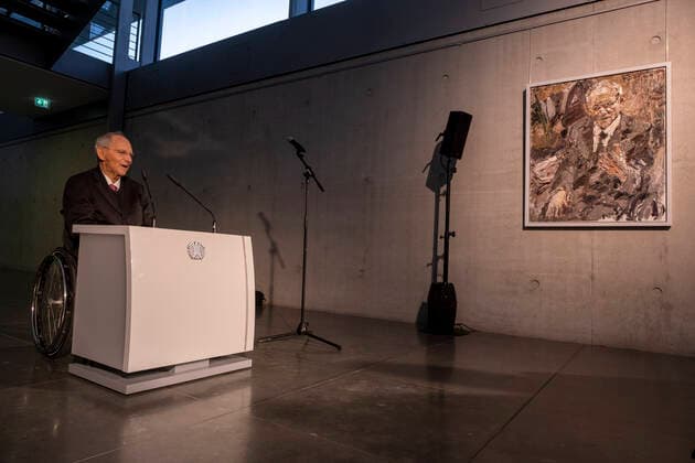 Einweihung des Portraets des Malers Christoph Bouet (li) von Bundestagspraesident a.D. Wolfgang Schaeuble (auf Gemaelde im Hintergrund) in der Galerie der Bundestagspraesidenten im Paul-Loebe-Haus in Berlin. (Siehe epd-Meldung vom 15.12.2022) EDITORIAL USE ONLY