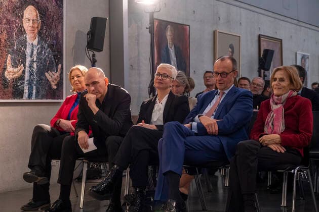 Bundestagspraesidentin Baerbel Bas (im Bild li.) weiht am 15.12.2022 ein Portraet des Malers Christoph Bouet von Bundestagspraesident a.D. Wolfgang Schaeuble in der Galerie der Bundestagspraesidenten im Paul-Loebe-Haus in Berlin ein. (V.l.n.r.) Bas, Bouet, seine Lebensgefaehrtin Bernadette Jaeger, CDU-Chef Friedrich Merz, Ingeborg Schaeuble. (Siehe epd-Meldung vom 15.12.2022) EDITORIAL USE ONLY