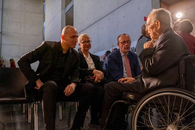 News Bilder des Tages Einweihung eines Portraets des Malers Christoph Bouet von Bundestagspraesident a.D. Wolfgang Schaeuble am 15.12.2022 in der Galerie der Bundestagspraesidenten im Paul-Loebe-Haus in Berlin ein. Bouet, Lebensgefaehrtin Bernadette Jaeger, CDU Chef Friedrich Merz, Schaeuble. (Siehe epd-Meldung vom 15.12.2022) EDITORIAL USE ONLY
