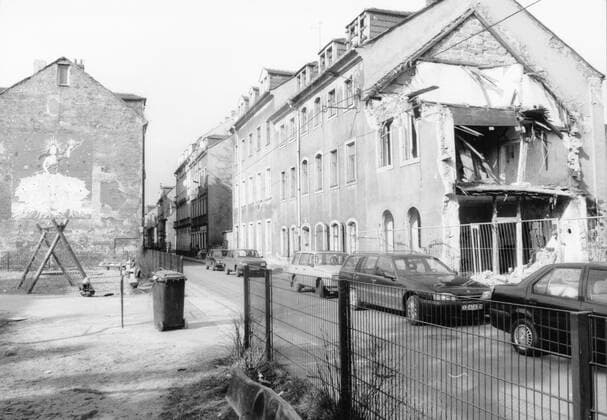 Dresden, historisch, Neustadt, Stadtteile, Straßen, Plätze, Wohnen Wohnhaus, Immobilie, Ruine, parkende Autos am Straßenrand Böhmische Str. 29 - 31 Aufnahmedatum: 23.02.1995 *** Dresden, historical, new town, districts, roads, places, Living residential building, property, Ruin, parking Cars on Roadside Bohemian Str 29 31 Date of recording 23 02 1995 Copyright: xSZ GunterxHübnerx 0000010104601247