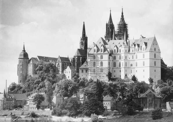 Sachsen, historisch, Städte, Burgen, Schlösser, Kirchen, Klosterbauten: Die Albrechtsburg in Meißen präsentiert sich in einem neuen Gewand. Insgesamt wurden für die Bausanierung (1988-1994) der Domplatzfassade, der Elbfassade (Foto), des Daches u.a.m. ca. 5 Millionen DM benötigt, die das Land Sachsen als Eigentümer zahlte. Noch in diesem Monat sollen die letzten Gerüste fallen. Nach Untersuchungen alter Farbreste durch das Landesamt für Demkmalpflege wurde für die Fassade ein kühles, helles Grau gewählt, dass sich auf dem Foto in der Morgensonne zeigt. 04.06.1994 Jörg Schubert *** Saxony, historical, cities, castles, Castles, churches, monastery buildings the Albrechtsburg in Meissen presents itself in a New robe total were for th Copyright: xSZ JörgxSchubertx 0000010104608399