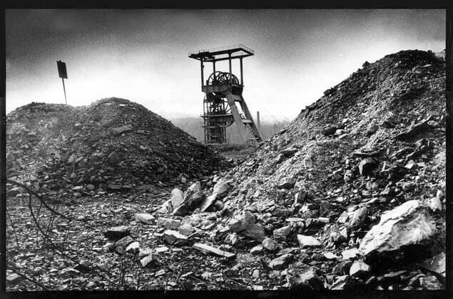 Sachsen, historisch Wirtschaft Volkswirtschaft wirtschaftlicher Umbruch: Hartenstein bei Schlema, Westerzgebirge, Bergbau, Wismut, Uran, Uranabbau, Halde und Förderturm von Schacht 371, Atmosphäre, 12.03.1991. Veröffentlichung in Sächsische Zeitung am 15.03.1991: Kein Bergwerk ,,flimmert mehr - noch gibt es kein ,,großes Licht . Der schuldbeladene Wismut-Bergbau im Westerzgebirge zwischen Resignation und Hoffnung. (Reportage, Situationsbericht. *** Saxony, historical Economy Economics more economical Upheaval Hartenstein at slam, western ore mountains, Mining, Bismuth, Uranium, uranium mining, Dump and Förderturm from Shaft 371, The atmosphere, 12 03 1991 Publication in Saxon Newspaper on 15 03 1991 no Mine ,,flicker Copyright: xSZ MarionxGröningx 0000010121251332