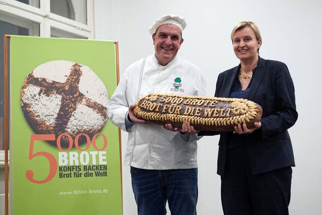 Bilder des Jahres 2022, News 12 Dezember News Themen der Woche KW50 News Bilder des Tages Die Praesidentin von Brot fuer die Welt, Dagmar Pruin (re.) besuchte am 15.12.2022 im Grosssen Gemeindesaal der Evangelischen Kirchengemeinde Prenzlauer Berg zusammen mit dem Berliner Baecker Karsten Berning (li.) Konfirmandinnen und Konfirmanden und tauschen sich mit ihnen ueber die Bedeutung und den Wert von Brot sowie das Teilen des Brotes aus. Seit 2014 backen Konfirmanden-Gruppen in ganz Deutschland mit lokalen Baeckerinnen und Baeckern Brot unter dem Motto Gemeinsam stark fuer Bildung . Der Erloes kommt dem Hilfswerk Brot fuer die Welt zugute. Mit der Aktion 5.000 Brote - Konfis backen Brot fuer die Welt unterstuetzt es in diesem Jahr Ausbilungsprojekte fuer Jugendliche in Malawi, Myanmar und Paraguay. (Siehe epd-Meldung vom 15.12. Copyright: epd-bild ChristianxDitsch D22D1215BrotFuerDieWeltKonfiZeit164828