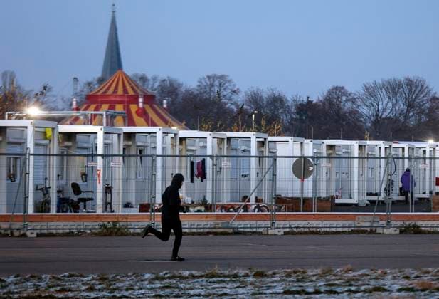 Fluechtlinge Ukraine Berlin, 15.12.2022 - Rund 800 Fluechtlinge aus der Ukraine sind in Containern einer Fluechtlingsunterkunft auf dem Tempelhofer Feld untergebracht. Rund 100.000 Menschen sind bis jetzt aus der Ukraine nach Berlin geflohen Berlin Berlin Deutschland *** Refugees Ukraine Berlin, 15 12 2022 Around 800 refugees from Ukraine are housed in containers at a refugee shelter on Tempelhofer Feld Around 100,000 people have fled Ukraine to Berlin so far Berlin Berlin Germany