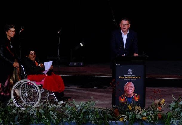UNCLE ARCHIE ROACH STATE MEMORIAL, Victorian Premier Dan Andrew?s and Uncle Archie s sister Aunty Myrtle Evans during the State Memorial Service to celebrate the life and music of Australian singer Uncle Archie Roach at the Sidney Myer Music Bowl in Melbourne, Thursday, December 15, 2022. The 66-year-old Gunditjmara-Bundjalung elder rose to prominence with the release of his debut single Took the Children Away in 1990 and was inducted into the ARIA Hall of Fame in 2020. ( NO ARCHIVING, EDITORIAL USE ONLY, NO USE IN BOOKS WITHOUT CONSENT MELBOURNE VICTORIA AUSTRALIA  Copyright: xLUISxASCUIx 20221215001742936579