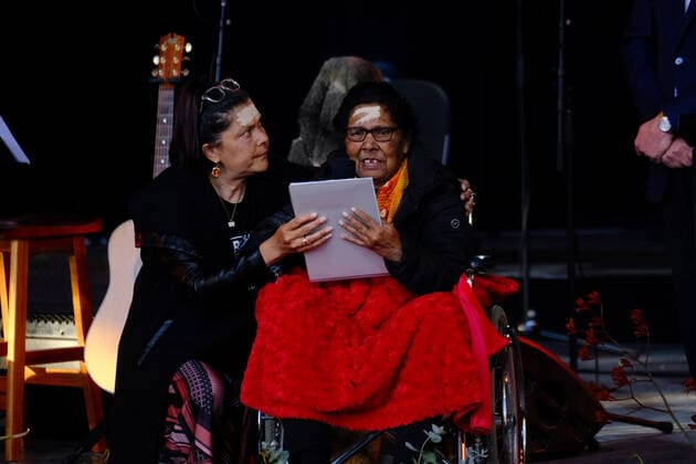 UNCLE ARCHIE ROACH STATE MEMORIAL, Victorian Premier Dan Andrew?s hands an apology to Uncle Archie s sister Aunty Myrtle Evans during the State Memorial Service to celebrate the life and music of Australian singer Uncle Archie Roach at the Sidney Myer Music Bowl in Melbourne, Thursday, December 15, 2022. The 66-year-old Gunditjmara-Bundjalung elder rose to prominence with the release of his debut single Took the Children Away in 1990 and was inducted into the ARIA Hall of Fame in 2020. ( NO ARCHIVING, EDITORIAL USE ONLY, NO USE IN BOOKS WITHOUT CONSENT MELBOURNE VICTORIA AUSTRALIA  Copyright: xLUISxASCUIx 20221215001742936723