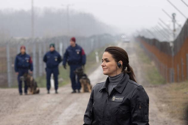 Bilder des Jahres 2022, News 12 Dezember News Themen der Woche KW50 News Bilder des Tages (221215) -- TOMPA, Dec. 15, 2022 -- Hungarian President Katalin Novak inspects the border with Serbia in Tompa, Hungary, on Dec. 15, 2022. During their visit to Hungary s southern border with Serbia on Thursday, presidents Katalin Novak of Hungary and Aleksandar Vucic of Serbia, accompanied by former Czech Prime Minister Andrej Babis, agreed on the need to tighten the protection of borders to prevent illegal migration. (Photo by Xinhua) HUNGARY-TOMPA-SERBIA-PRESIDENTS-BORDER-VISIT AttilaxVolgyi 