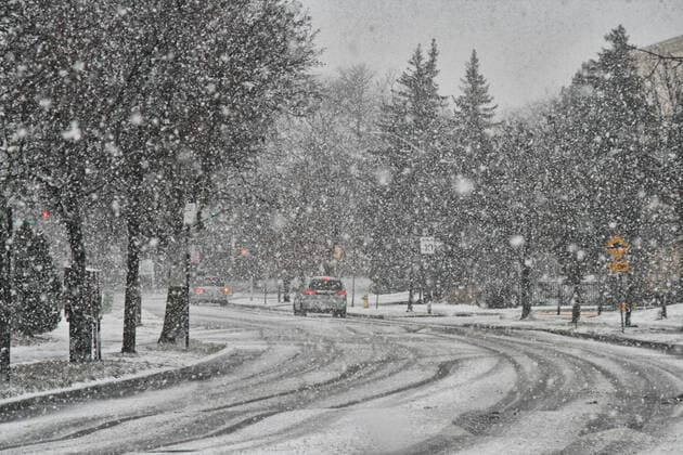 Toronto Gets Hit By Messy Winter Snowstorm Messy snowstorm hit Toronto, Ontario, Canada, on December 15, 2022. The storm is expected to dump a mix of messy winter weather on the city, including freezing rain and as much as 15-20 centimetres of snow across the Greater Toronto Area. Toronto Ontario Canada  Copyright: xCreativexTouchxImagingxLtdx originalFilename: friedman-torontog221215_npqQ2.jpg