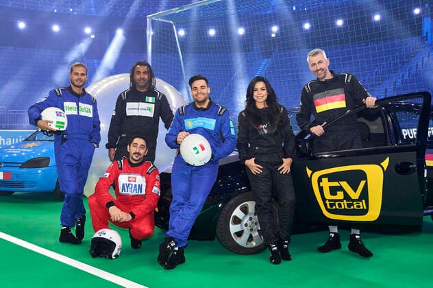 Entertainment Themen der Woche KW50 Entertainment Bilder des Tages Rurik Gislason, Patrick Owomoyela, Eko Fresh, Stefano Zarella, Fernanda Brandao und Sebastian Pufpaff beim Photocall zur ProSieben Fernsehshow TV total Autoball WM 2022 in der ZAG Arena. Hannover, 15.12.2022 *** Rurik Gislason, Patrick Owomoyela, Eko Fresh, Stefano Zarella, Fernanda Brandao and Sebastian Pufpaff at the photocall for the ProSieben TV show TV total Autoball WM 2022 in the ZAG Arena Hannover, 15 12 2022 Foto:xU.xStammx xFuturexImage