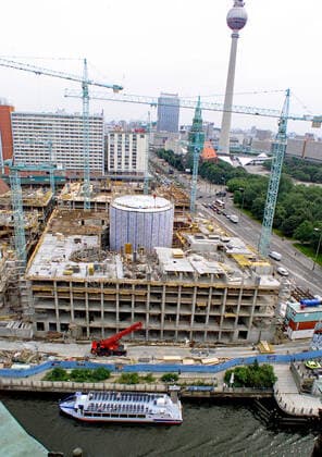 Archivfoto 17072002, Berlin Mitte: Die Baustelle des kuenftigen DomAquaree-Quartiers an der Spree zeigt Konturen. Das Hochaquarium ist im Rohbau mit Folie verkleidet. Aktuell ist heute Nacht gegen 05 Uhr 42, 15.12.2022 der Aqudo explodiert *** Archive photo 17072002, Berlin Mitte The construction site of the future DomAquaree quarter on the Spree River shows contours The shell of the high aquarium is covered with foil Current, the aqudo exploded tonight at about 05