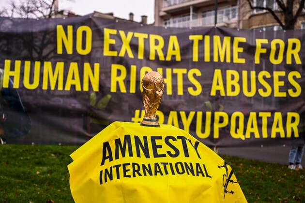 Bilder des Jahres 2022, News 12 Dezember News Themen der Woche KW50 News Bilder des Tages Illustration picture shows a protest of Amnesty International outside the Qatari embassy on International Migrants Day, in Brussels, Friday 16 December 2022. With two days to go before the World Cup final, Amnesty International is reiterating its calls on FIFA and Qatar to end human rights violations against migrant workers and establish a reparations programme for them.  LAURIExDIEFFEMBACQ 56419229