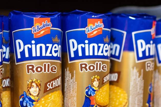 Deutschland 29. November 2022: Im Bild: In einem Regal stehen Packungen der Sorte Prinzenrolle. Die Prinzen Rolle ist ein Doppelkeks, welcher mit Kakaocreme gefüllt ist. Bei dem Keks handelt es sich um ein Produkt der Firma Griesson - de Beukelaer. Landkreis Osnabrück Niedersachsen *** Germany 29 November 2022 In the picture On a shelf are packages of the variety Prinzenrolle The Prinzen Rolle is a double cookie, which is filled with cocoa cream The cookie is a product of the company Griesson de Beukelaer District of Osnabrück Lower Saxony Copyright: xFotostandx xGelhotx