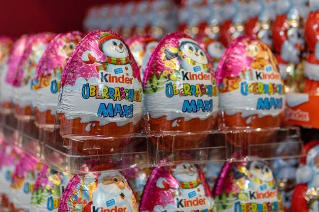 Deutschland 29. November 2022: Im Bild: Das Überraschungsei Maxi der Kinder Schokolade, wird zur Weihnachtszeit in einer winterlichen Verpackung angeboten. Das Süßwarenprodukt, Kinder Schokolade, ist ein Produkt der italienischen Firma Ferrero. Landkreis Osnabrück Niedersachsen *** Germany 29 November 2022 In the picture The surprise egg Maxi of the children chocolate, is offered at Christmas time in a wintry packaging The confectionery product, children chocolate, is a product of the Italian company Ferrero district Osnabrück Lower Saxony Copyright: xFotostandx xGelhotx