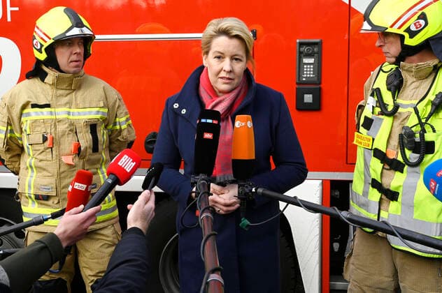 News Themen der Woche KW50 News Bilder des Tages Franziska Giffey besucht die Unglücksstätte des explodierten Aquadoms. Das Riesen-Aquarium Aquadom, das zur Unterwasserwelt Sealife gehört und sich im Innern des Hotel- und Geschäfts-Komplexes Dom AquarÃ e unweit des Alexanderplatzes befindet, ist am Freitagmorgen geplatzt und komplett zerstört worden. Nach ersten Erkenntnissen ist das Platzen wohl auf eine Materialermüdung zurückzuführen, Hinweise auf einen gezielten, gewaltsamen Anschlag gab es laut Polizei zunächst nicht. Zwei Menschen wurden bei dem Unglück leicht verletzt. 1000 Kubikliter Wasser traten aus dem 16 Meter hohen Zylinder aus. Die Wassermassen zerstörten Teile des Radisson-Hotels. Ebenfalls laut ersten Angaben sind ein Großteil der 1500 exotischen Fische des Aqu Foto:xF.xKernx xFuturexImage