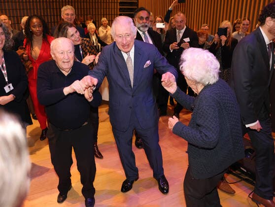 Entertainment Themen der Woche KW50 Entertainment Bilder des Tages . 16 12 2022. London, United Kingdom. King Charles III dancing at a pre-Chanukah reception during a visit to a Jewish community centre in London.  xPoolx xi-Imagesx IIM-24021-0003
