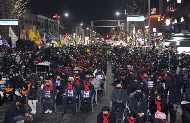 Bilder des Jahres 2022, News 12 Dezember News Themen der Woche KW50 News Bilder des Tages Mourning for Itaewon crush victims Mourners, including many bereaved family members, gather at Seoul s Itaewon area on Dec. 16, 2022, to remember victims of Halloween crowd crush, 49 days after the incident that left 158 dead.  A14AA0001376391P